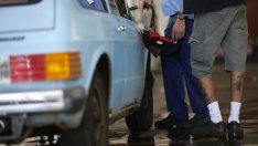 Графика на деня: Каква част от заплатата ни отива за бензин?