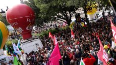 Франция се бори с обществената съпротива срещу реформи на социалните придобивки