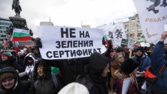 Протестиращи се събират пред парламента срещу противоепидемичните мерки