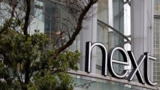 Продажбите на празнични дрехи накараха Next да повиши прогнозата си