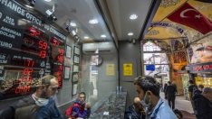 Турската лира се срина до ново дъно поради очаквания за намаление на лихвата