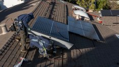 Зарядни станции за електромобили и соларни панели ще се появят по жп гарите
