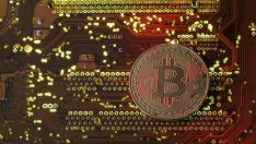 Биткойнът се срина с 30% от върха си