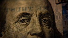 Защо доларът е отново силен?