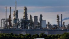 Цената на петрола се стабилизира, докато страхът от рецесия натежава*