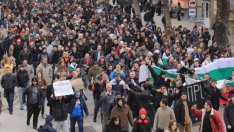 Масови протести срещу монополите и правителството се провеждат в цялата страна