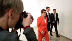 Наследницата на Меркел се отказва от лидерство в ХДС