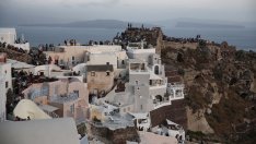 В гръцкия рай за Airbnb учители са принудени да спят в колите си