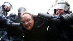 Стотици протестиращи срещу корупцията са арестувани в Москва и Санкт Петербург