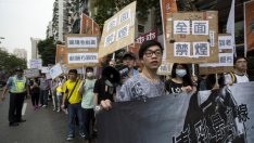 Служителите на казина в Макао излизат на протест за седми път