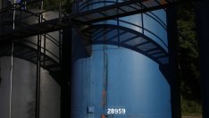 Петролът поевтинява леко, но цената му остава близо до тримесечен връх*