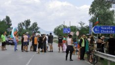 Продължава блокадата на фермери на пътя Сливен-Ямбол