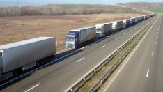 Километрична опашка от камиони заради блокадата на границата с Турция