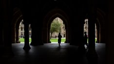 Защо британските висшисти печелят много по-малко от американските?