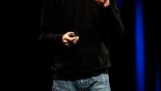 Стив Джобс настанява Apple в "космически кораб" 