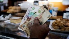 Продавачите на долари на черно в Буенос Айрес се готвят за несигурност