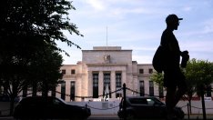 Централните банкери по света се страхуват да не бъдат застигнати от бурята във Фед