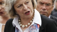 Британският вътрешен министър иска само мигранти с осигурена работа