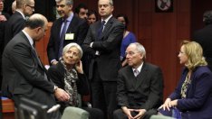 Войната на нерви за спасяването на Кипър - блъфове, капани и бонбонки