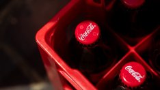 Coca-Cola повиши прогнозите си благодарение на по-високите цени и стабилното търсене