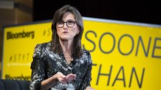 Титаните на Wall Street: Вълната на дефлацията според Кати Ууд