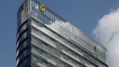 Тримесечната печалба на Raiffeisen Bank International намалява наполовина