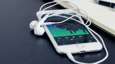 Под натиск Apple промени условията за музикалната си услуга