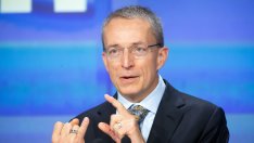 Intel намалява заплатата на изпълнителния си директор с 25%