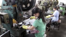 Китайската индустрия и продажбите на дребно се забавят през юли