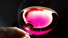 Слабата рубла облагодетелства бизнеса на швейцарски винопроизводители