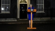 Фарсът на Острова: Мей има доверие и недоверие едновременно