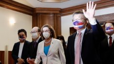 Китай ограничи търговията с Тайван, а армията започна маневри около острова