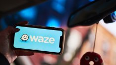 Google ще слее екипите на Waze и Maps