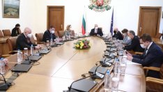 Министрите решават ще работят ли ресторантите с половин капацитет до 22,30 ч.