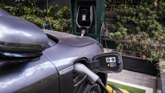 Световните продажби на електромобили губят инерция през февруари