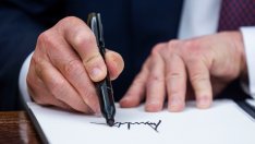 Заведоха дело срещу Тръмп заради указ, който улеснява уволнението на федерални служители