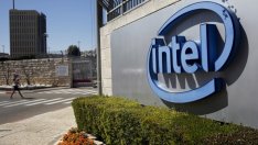 Печалбата на Intel се сви наполовина