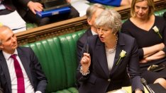 Желязната Тереза Мей брани поста си със зъби и нокти