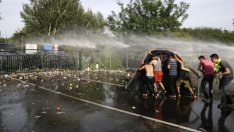 Хиляди мигранти се стекоха към Хърватия, след като страната отвори границите си