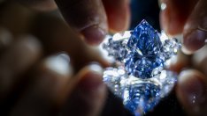 Най-големият син диамант в света и огърлицата на Одри Хепбърн отиват на търг