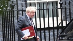 Борис Джонсън отново ремонтира кабинета след „Кървавия Свети Валентин“