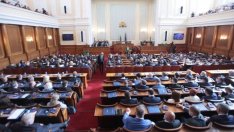 Депутатите няма да намаляват основните си заплати