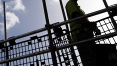 Недостигът на служители и материали спъва растежа на британското строителство