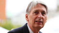 Филип Хамънд: Британската икономика е под облак от несигурност заради Brexit