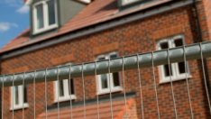 Жилищата във Великобритания поевтиняват през февруари