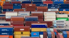 Износът на Южна Корея се увеличава в очакване на търговски сътресения