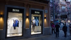 Hugo Boss повиши целите си за 2025 г. на фона на силно търсене