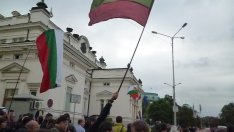Сградата на парламента е обсадена от протестиращи