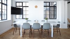 Растящите сметки за енергия карат британските компании да преосмислят използването на офиса