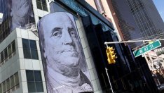 Доларовият индекс достигна 15-месечно дъно